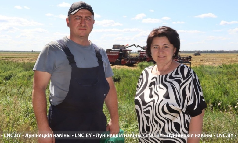 За штурвалом комбайна! Как сотрудники РОВД и РОЧС помогают собирать урожай