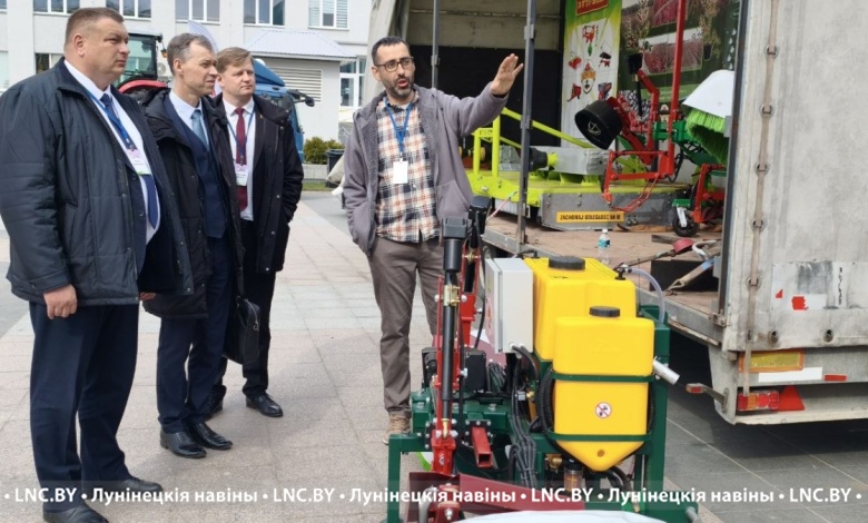 Оценили технику на выставке ягодного форума в Микашевичах