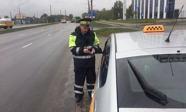 Сотрудники ГАИ взялись за водителей такси и маршрутного транспорта в Брестской области