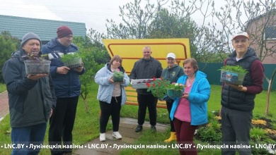 Ребята из клуба "САМИ" в Микашевичах создают красоту для города и себя