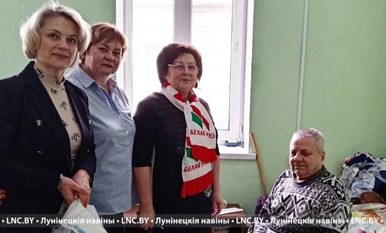 Активисты "Белой Руси" вручили лунинчанам подарки