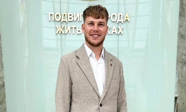 Министр вручил лунинчанину членский билет