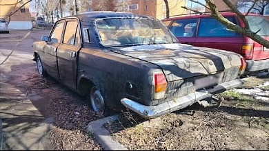 За автохлам во дворах взялись в Пинске. Более 50 машин выявили только в 2025 году