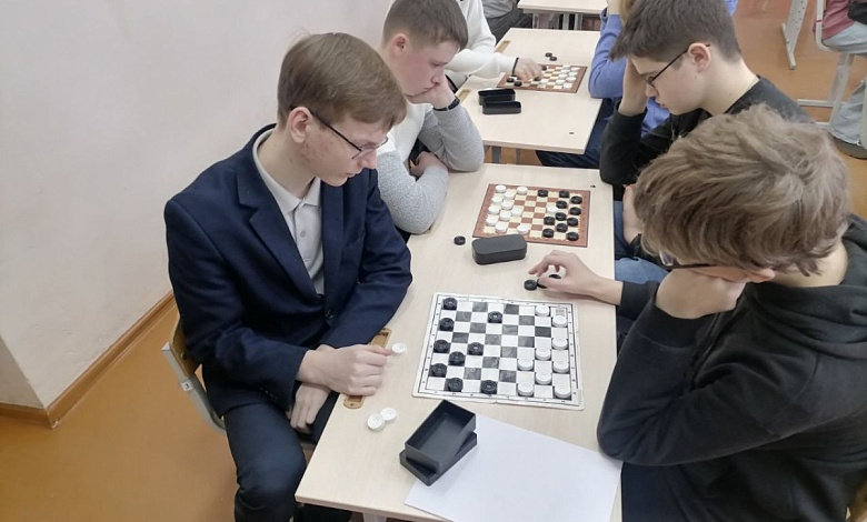 Первенство района по шашкам провели в Лунинце