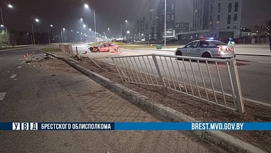 Занесло автомобиль. «Ford» снёс ограждение в Бресте