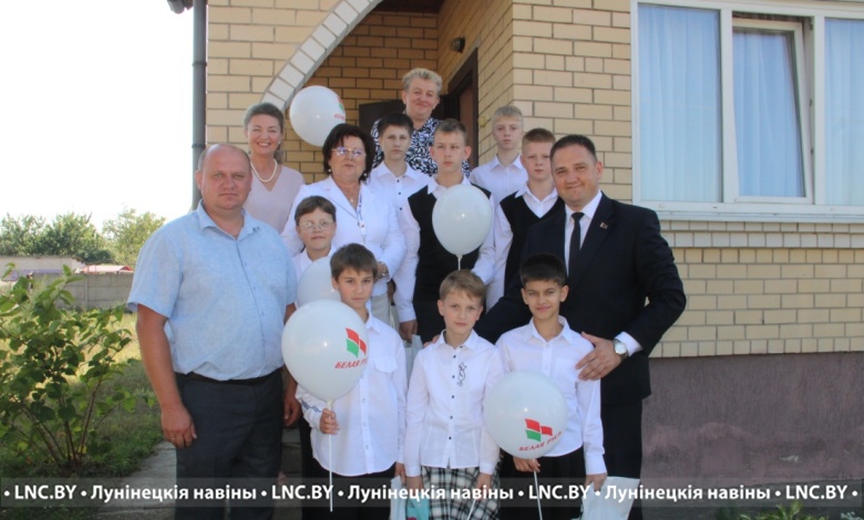 Подарки к началу нового учебного года продолжают дарить в Лунинецком районе