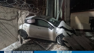 Женщина на «Tesla» протаранила бетонный забор в Барановичах. Видео