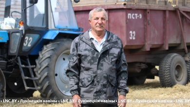 Более 40 лет трудится комбайнером Иван Савилович из Лунина. В чем секрет мастерства?