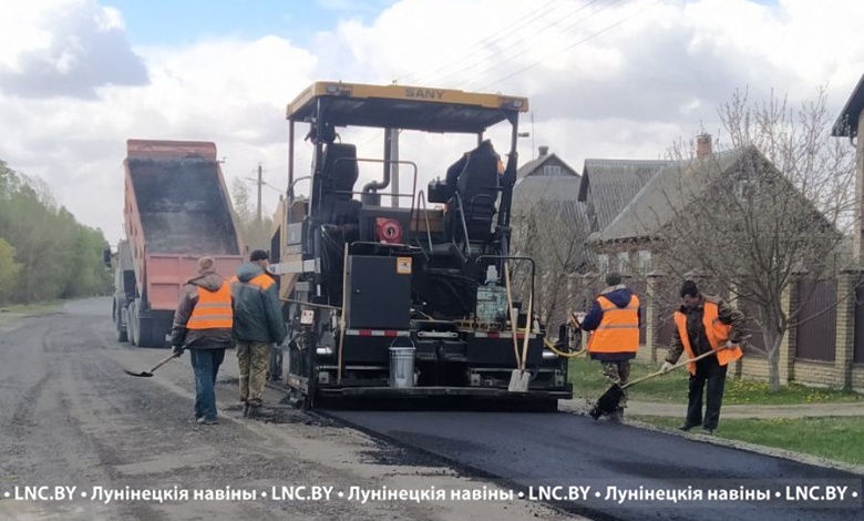 В Микашевичах асфальтируют улицу Малиновую 