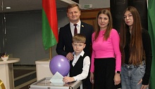 Руководитель города Микашевичи пришёл на избирательный участок вместе с семьёй