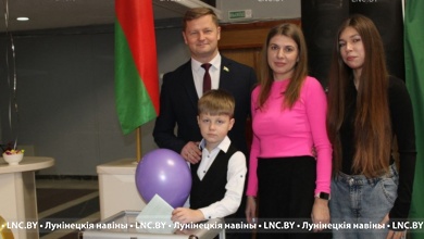 Руководитель города Микашевичи пришёл на избирательный участок вместе с семьёй