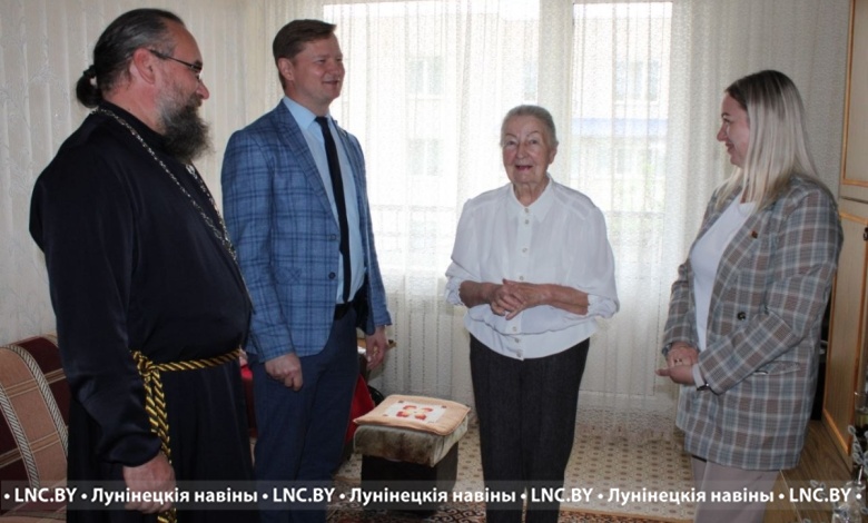 В Микашевичах накануне Дня Победы с праздником поздравляют жителей, чье детство опалила война