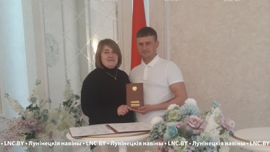 Молодоженов в День Конституции поздравили в Лунинце