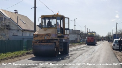 Специалисты ведут асфальтирование и благоустройство улиц в Микашевичах