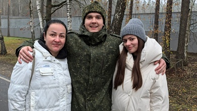 Родные и близкие навещают молодых бойцов в Лунинецком районе