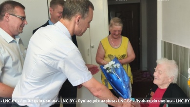 В Микашевичах депутаты поздравили ветерана 