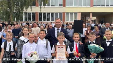 Много ДЕТЕЙ! Две торжественные линейки провели в СШ №2 Лунинца 