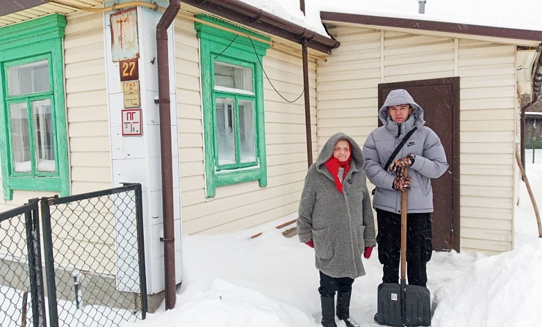 Волонтеры помогают ветеранам в расчистке снега