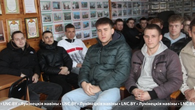 Повестки на отправку в армию вручили призывникам в Лунинце