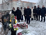 Сенатор Эдуард Гаврилкович возложил цветы к мемориалу в Микашевичах 