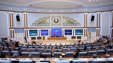 "То старые доллары не принимают, то навязывают услуги". Лукашенко указал банкирам на недоработки