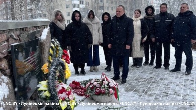 Сенатор Эдуард Гаврилкович возложил цветы к мемориалу в Микашевичах 