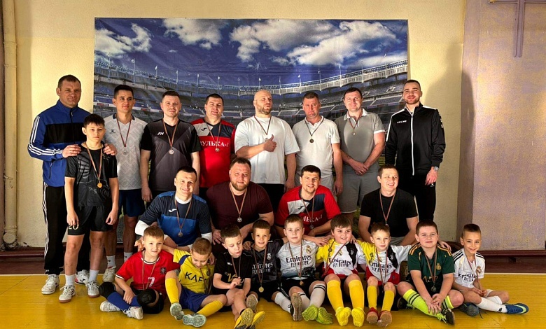 В Лунинце папы и сыновья выясняли, кто в доме футболист 