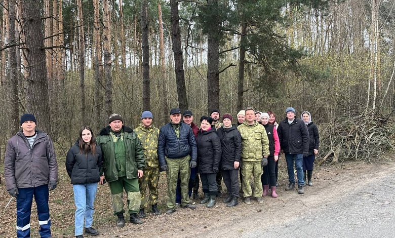 В районном субботнике активное участие принимают работники Лунинецкого лесхоза
