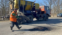 Работы — море! Дорожники активно занимаются ямочным ремонтом дорог в Лунинецком районе