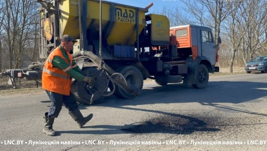 Работы — море! Дорожники активно занимаются ямочным ремонтом дорог в Лунинецком районе