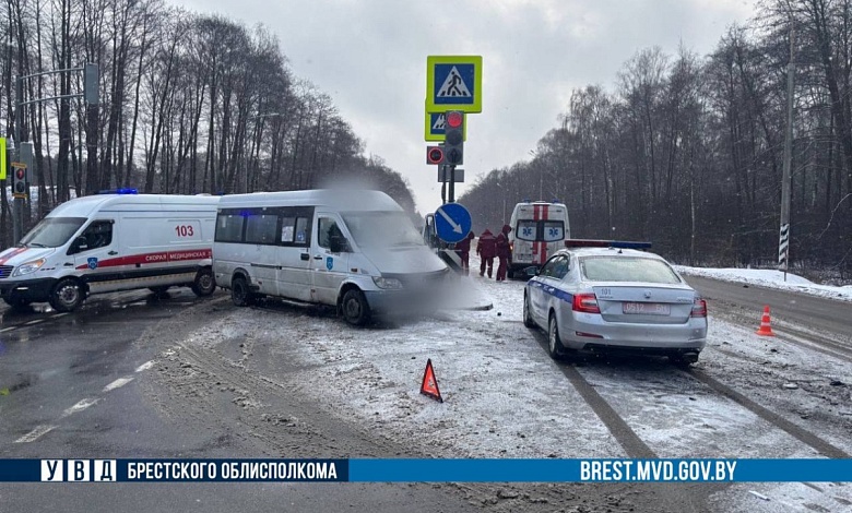Авария с участием маршрутки и машины скорой помощи произошла в Брестской области 
