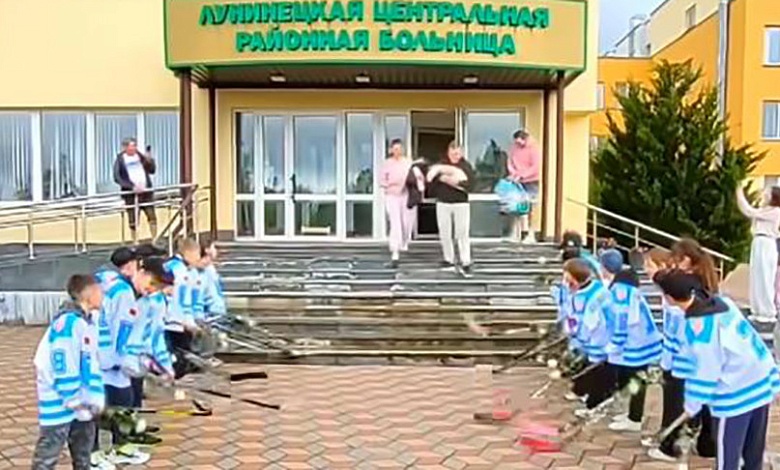 Юные хоккеисты из Лунинца устроили "чемпионский коридор" тренеру и его жене на выписке из роддома