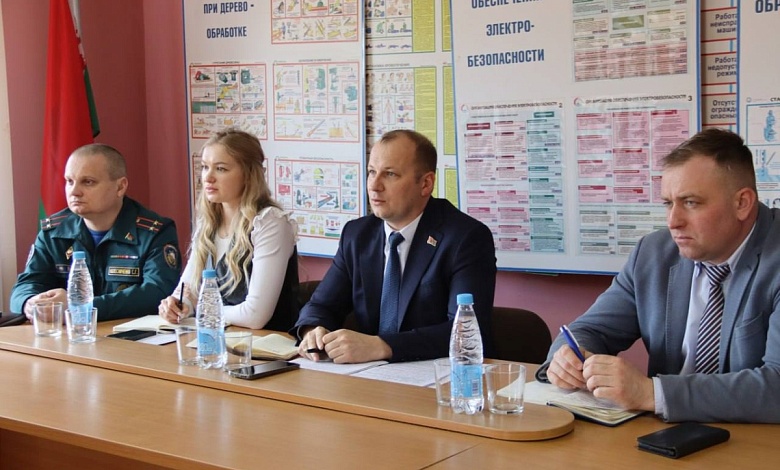 Конституция, точки роста и безопасность. Руководитель Лунинецкого района встретился с коллективом ЖКХ