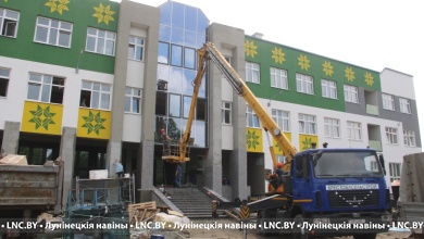 Строители в режиме дедлайна: успеют ли закончить среднюю школу №1 в Лунинце к 1 сентября?