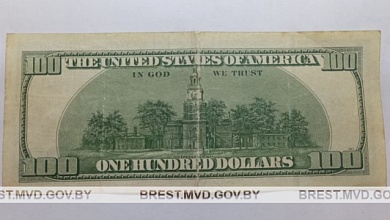 Вручили на похоронах. Женщина хотела обменять фальшивые 100 долларов США