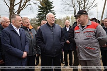Лукашенко ознакомился с "космическим кораблем" в отечественном тракторостроении в Праздник труда