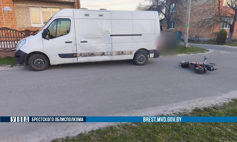 Подростки разбились на мопеде в Столине. Они в больнице