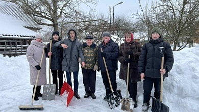 Соцработники и волонтеры пришли на помощь пенсионерам в Лунинце
