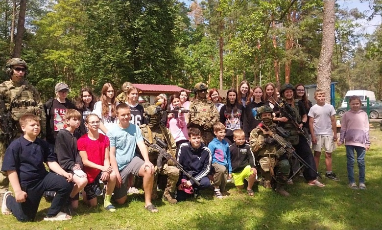 Спецназовцы побывали в гостях у ребят в "Спутнике" на Белом озере (Лунинецкий район)