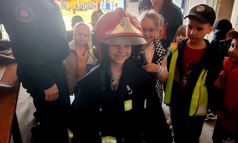 Спасатели устроили экскурсию для малышей в Лунинце