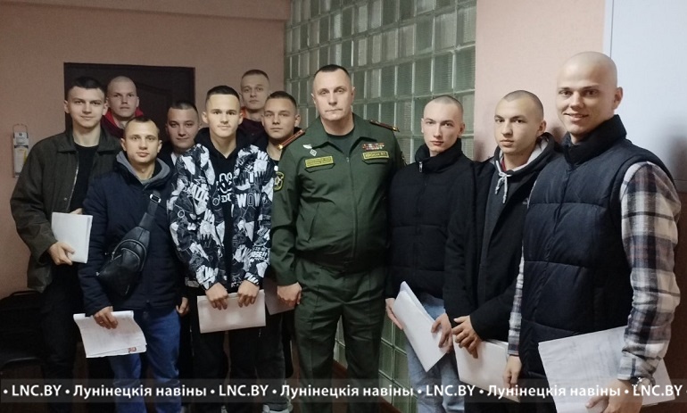 Навабранцы з Лунінецкага раёна накіроўваюцца ў вайсковыя часці