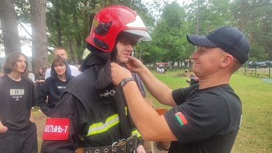 Спасатели Лунинца учат детей безопасности на водоемах и с огнем