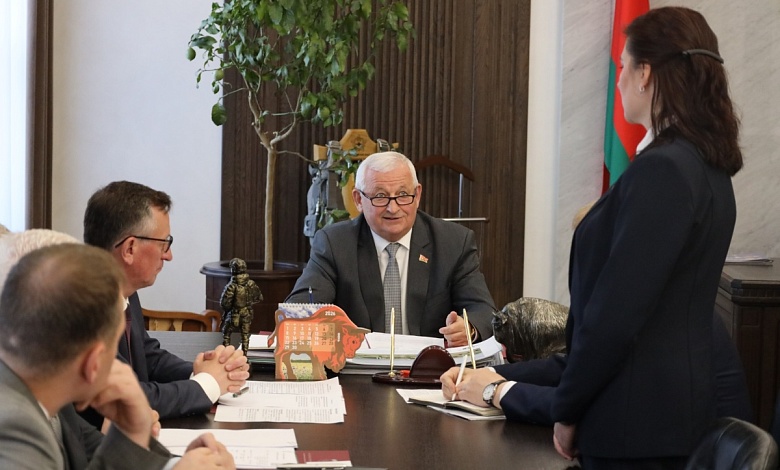 Назначения и продление контрактов. Кадровый день провел руководитель Брестской области