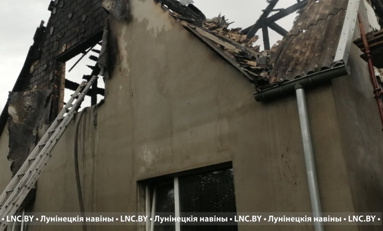 В Лунинце горел жилой дом, пострадавших нет