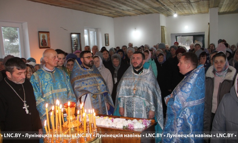 В освященном храме-часовне в Лунинце прошла первая служба