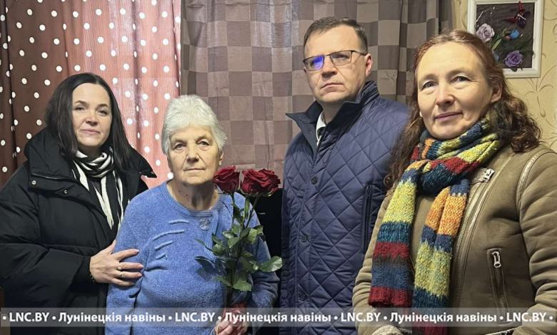 Помните школьные годы? Ветерана труда поздравили с юбилеем в Лунинце