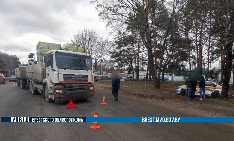 ДТП в Пинске: такси "встретилось" с грузовиком