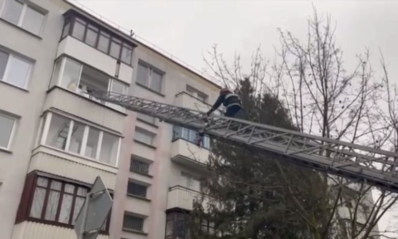 Двухлетний ребенок закрыл маму на балконе: на помощь пришли спасатели