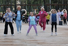 Танцы под открытым небом проходят в Микашевичах (Лунинецкий район)