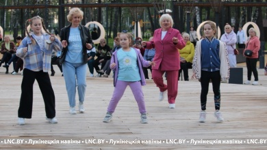 Танцы под открытым небом проходят в Микашевичах (Лунинецкий район)